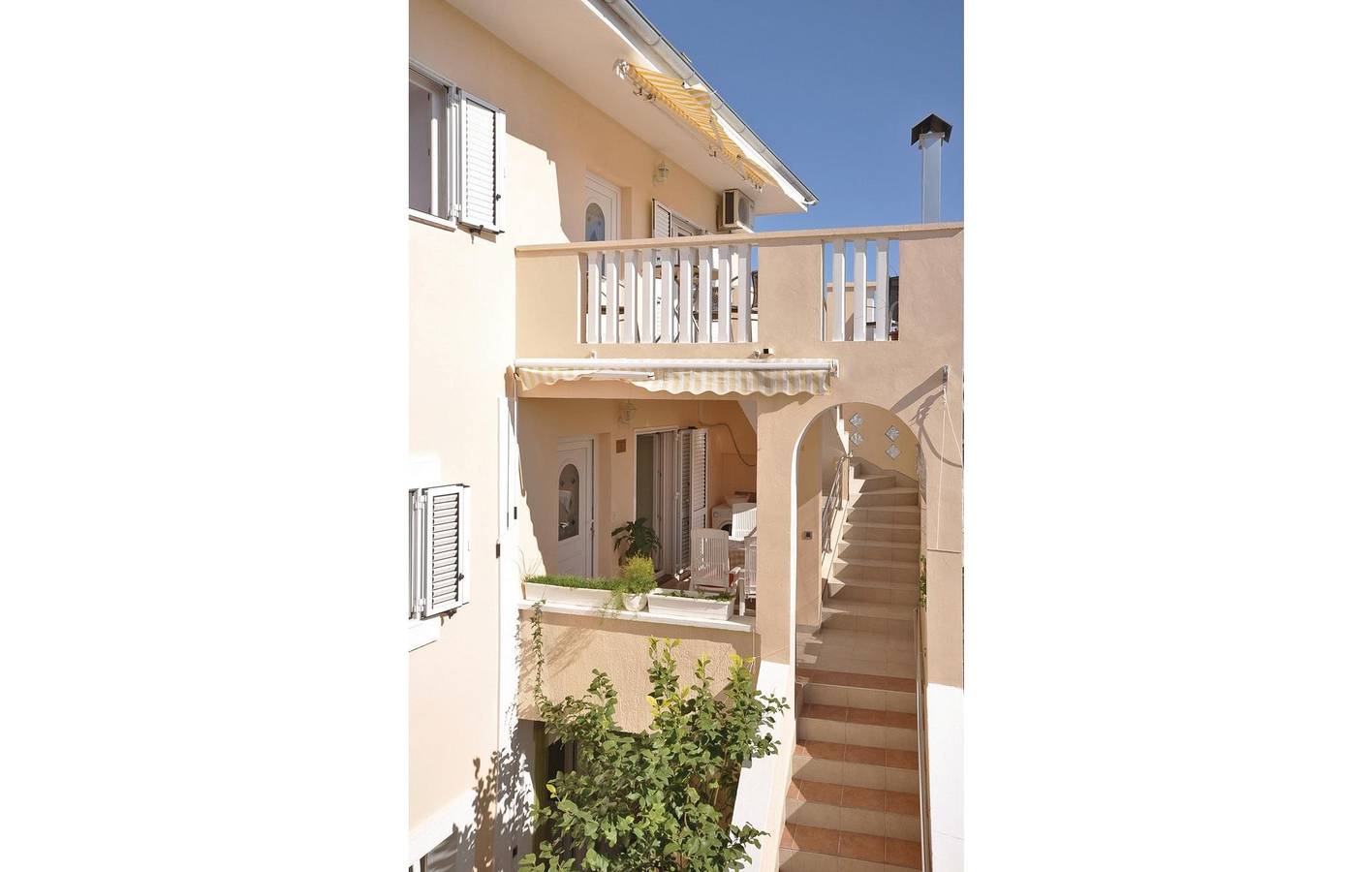 Ganze Ferienwohnung, Apartment mit Meerblick, Terrasse, Küche und Parkmöglichkeiten an der Straße – 600 m vom Strand entfernt in Novigradsko More, Zadar
