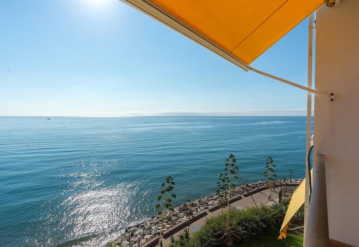 Apartamento entero, Apartamento Sunny View Castillo Santa Clara con vistas al mar, piscina, Wi-Fi, A/C, terraza y jardín in La Carihuela, Torremolinos