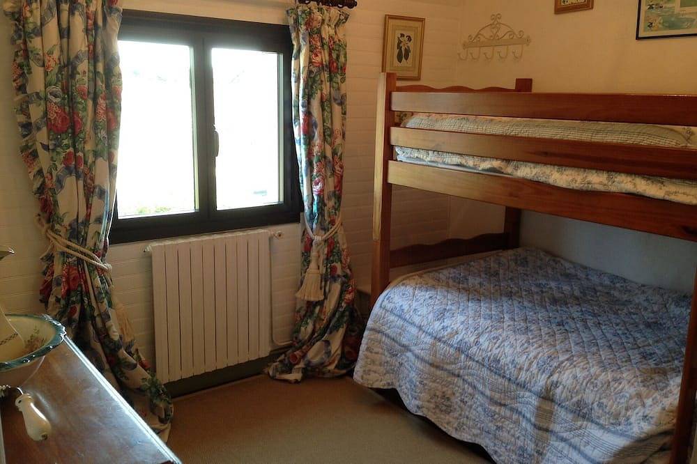 Perfect For Combined Families. Ideally situated, short walk to all amenities! in Barfleur, Cherbourg region