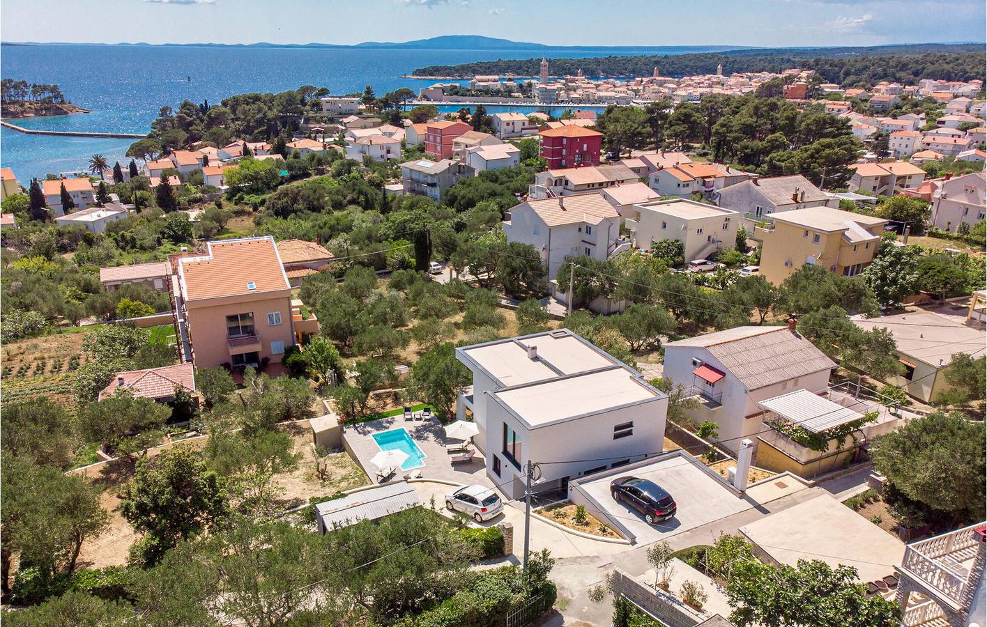 Ferienwohnung mit Meerblick, Pool, WLAN und Parkplatz – 1000 m vom Strand entfernt in Banjol, Rab