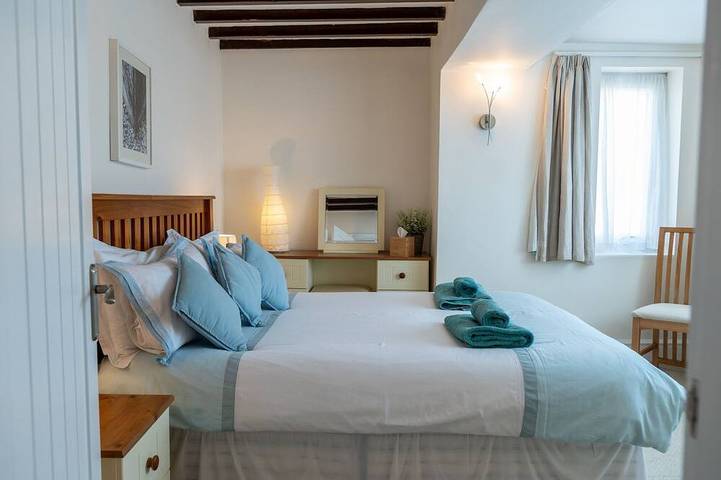 Sea Spray - sleeps 4 guests  in 2 bedrooms in Moelfre, Isle of Anglesey
