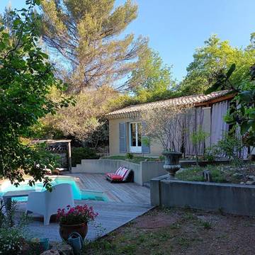 Gîte pour 2 personnes, avec jardin ainsi que piscine et vue à Buisson