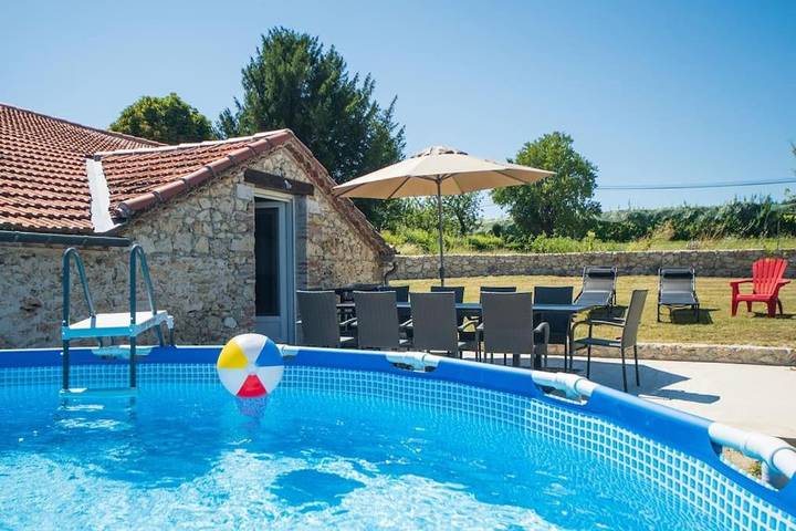 Gîte pour 10 personnes, avec terrasse, animaux acceptés à Saint-Nazaire-de-Valentane