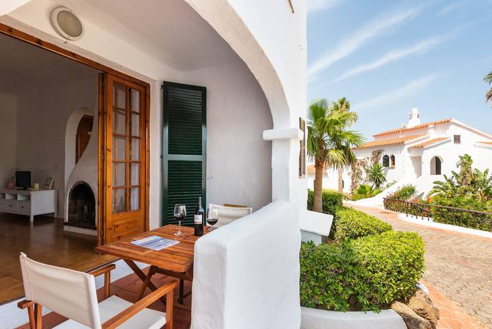 Ganze Wohnung, Ferienwohnung 'Vistafaro' mit Meerblick, Gemeinschaftspool und Wlan in Platja de Fornells, Es Mercadal