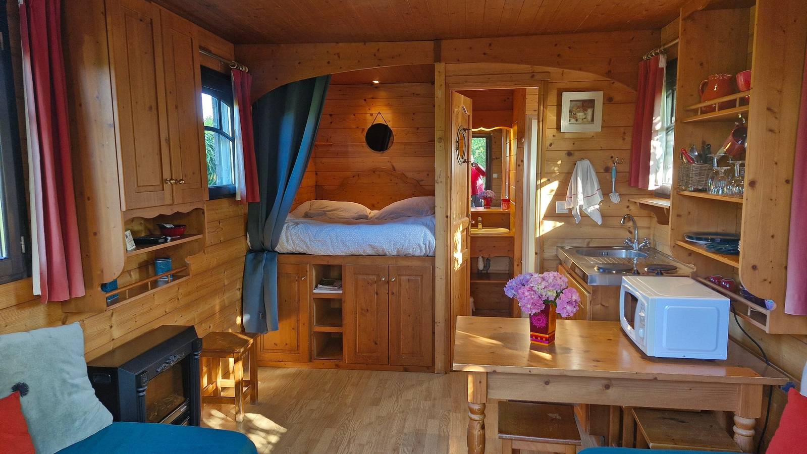Bohème-Gîte in Zirkuswagen für 2–4 Personen nahe Honfleur mit Pool in Fatouville-Grestain, Côte de Grâce