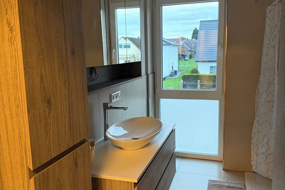 Ganze Wohnung, Exklusive Luxus-Ferienwohnung – modern, lichtdurchflutet, premium ausgestattet in Porta Westfalica, Kreis Minden-Lübbecke