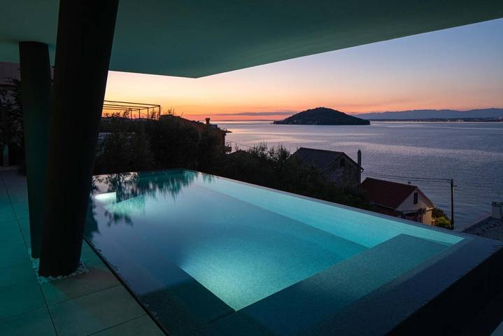 Villa pour 10 personnes, avec Balcon et Terrasse ainsi que Piscine et Vue à Kali