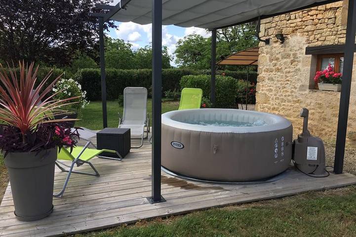 Gîte pour 4 personnes, avec jardin et jacuzzi à Granges-d'Ans