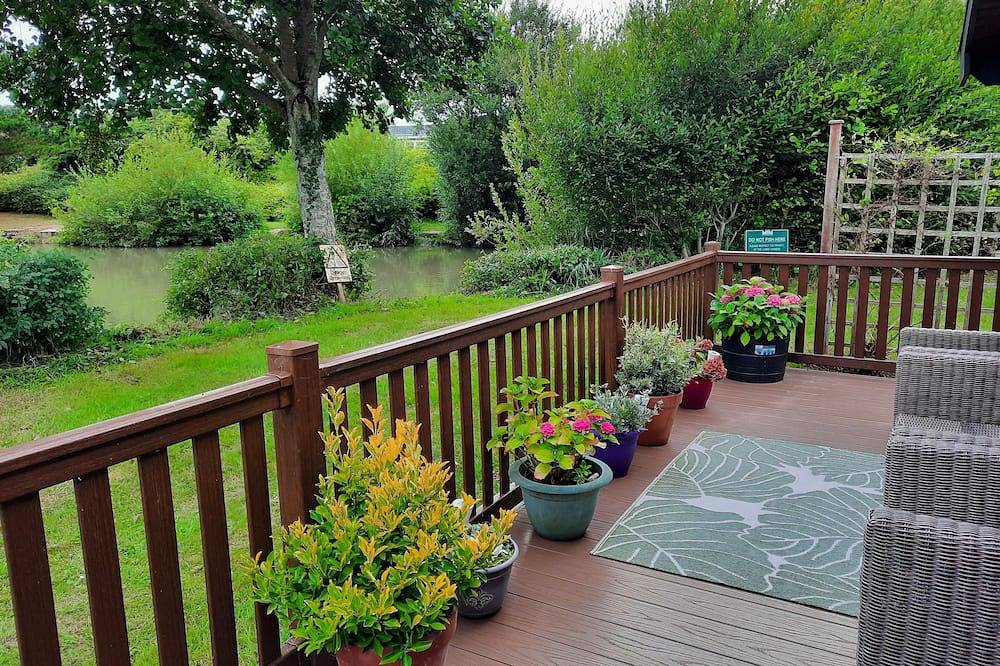 The Lodge By The Lake at Shorefield Holiday Park in Milford-on-Sea, New Forest