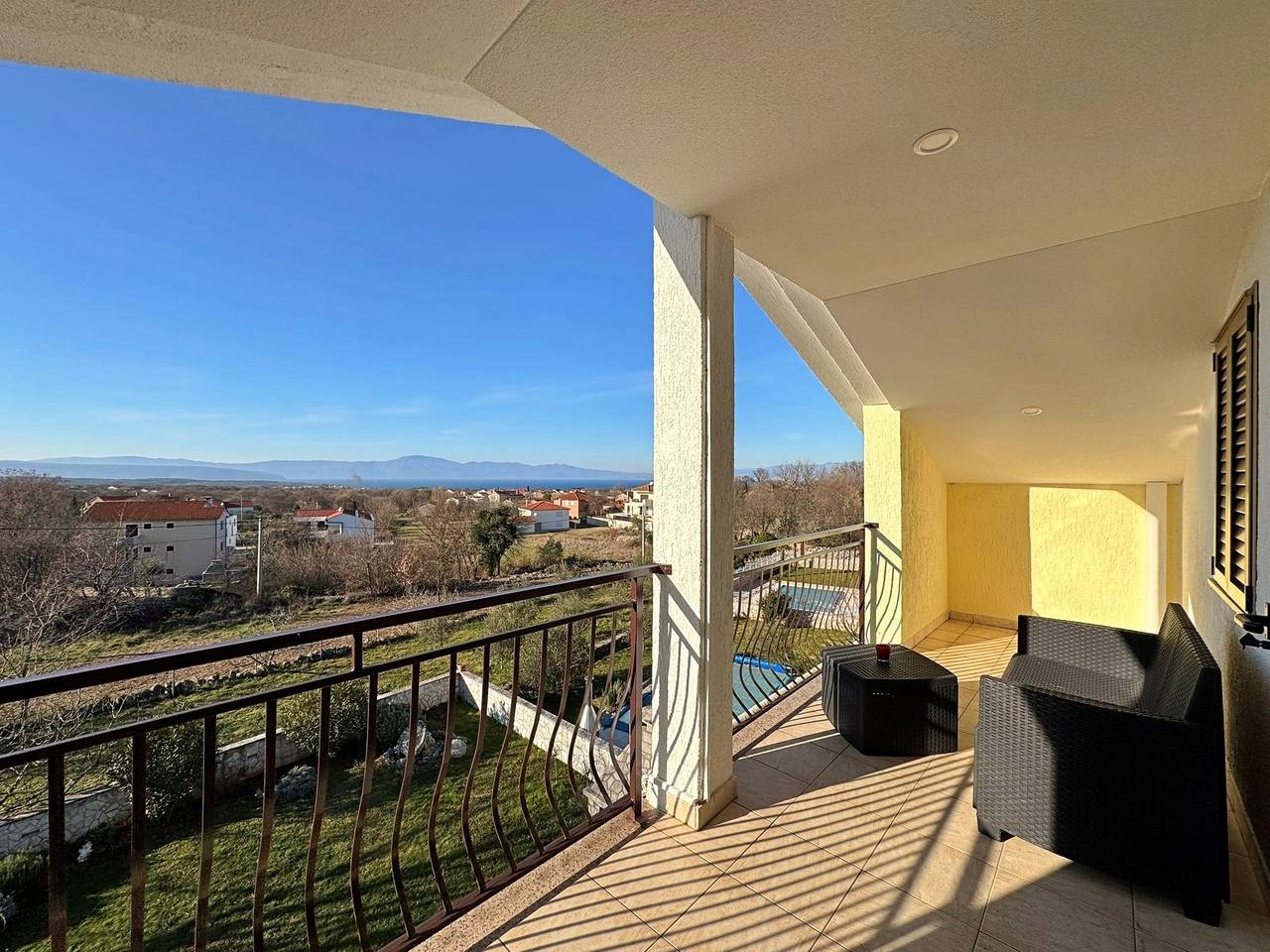 Ganze Wohnung, 2-Zimmer-Ferienwohnung mit Balkon und Meerblick Malinska, Krk A-23878-c in Malinska-Dubašnica, Krk
