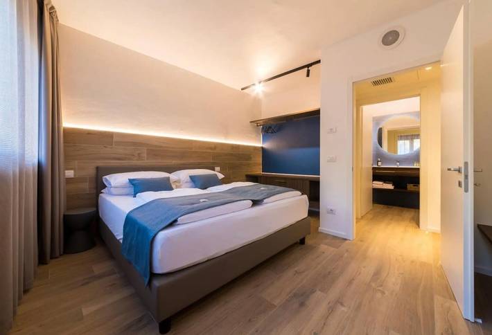Apartamento entero, Apartamento 'Boutique Blue' con balcón, Wi-Fi y aire acondicionado in Nago-Torbole, Montañas Garda