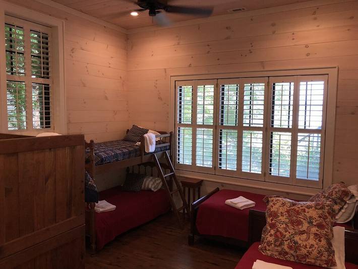 Vacation rental for 12 people, with hot tub and yard in Lake Burton