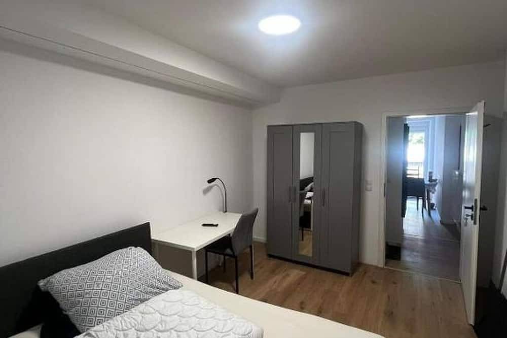 Ganze Wohnung, Kaiserslautern Entire Building  · 8 Rooms · Sleeps 13 · 3 Private Kitchens · Kmc in Kaiserslautern, Saar-Nahe-Bergland