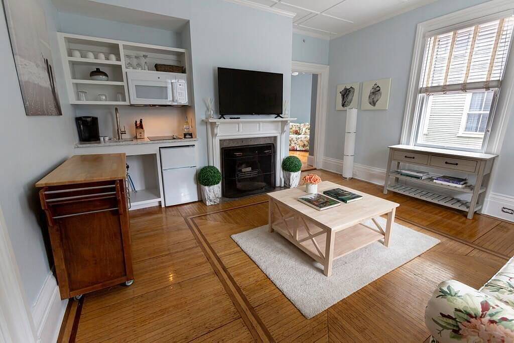 Ganze Wohnung, Spacious Suite 1 Bed/ 1 Bath/ 2 Pullout Sofas/ Dog Friendly (Sleeps 5) on Historic Spring St. in Newport, Newport County