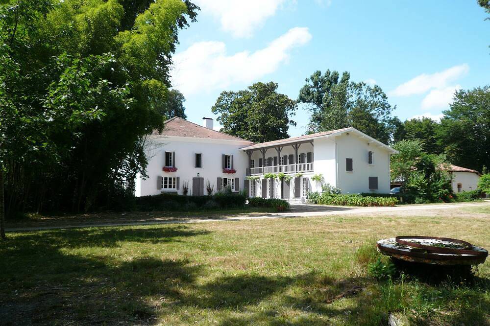 Une vraie maison de famille, 11 Chambres, entourée d’un exceptionnel  jardin in Saint-Martin-d'Oney, Landes