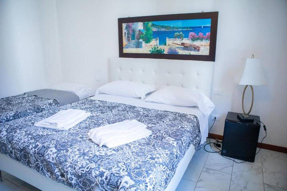 Entire apartment, Room 'Camera Papavero - Tripla' with Shared Garden, Wi-Fi and Air Conditioning in Prato, Prato Province