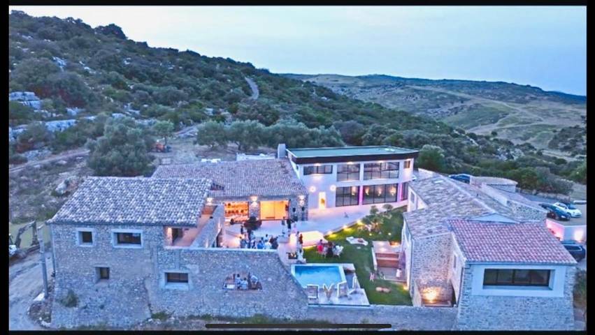 Location de vacances pour 16 personnes, avec Balcon et Terrasse ainsi que Jardin et Piscine à Montbazin