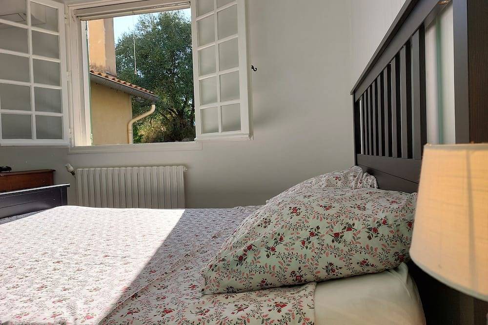 Large air-conditioned villa on the outskirts of Beaucaire. in Beaucaire, Nimes region