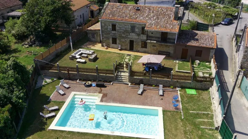 Casa de vacaciones para 11 personas, con jardín además de vistas y piscina - 1
