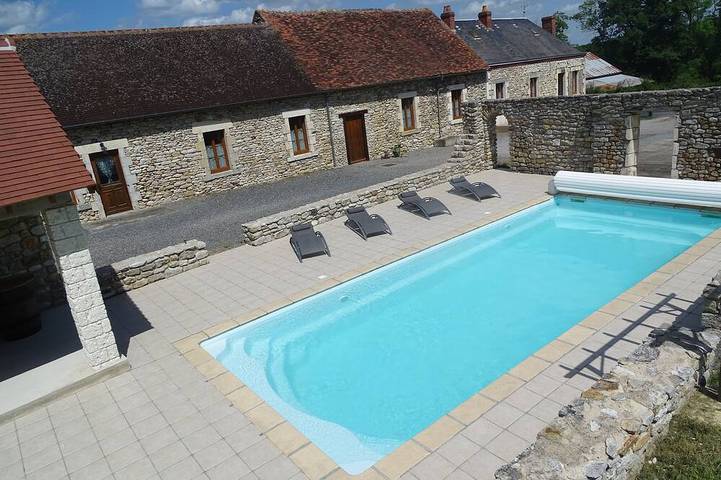 Location de vacances pour 4 personnes, avec jardin ainsi que piscine et terrasse à Prissac