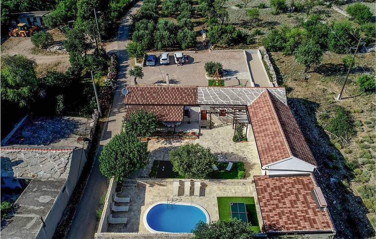 Ferienhaus für 8 Personen, mit Whirlpool und Garten sowie Pool und Sauna, mit Haustier