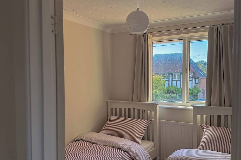 Entire apartment, The Coastal Forest Retreat in Barton on Sea, Hampshire