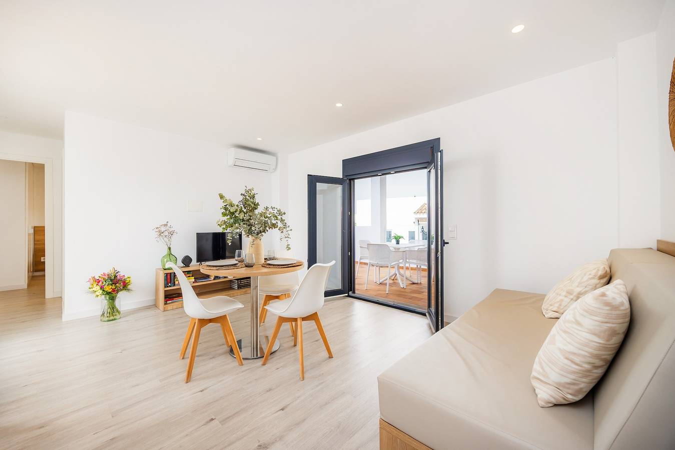 Apartamento entero, Apartamento 'White Suites' con piscina compartida, Wi-Fi y aire acondicionado in Cala d'Or, Santanyí