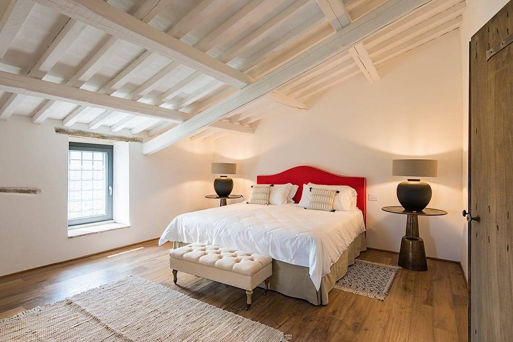 Villa Sovrana - Ten Bedroom Villa, Sleeps 20 in Perugia, Perugia Province