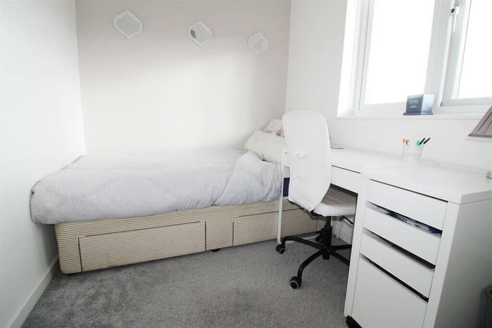 Beautiful 3 Bedroom Home With Parking and Fitness Equipment in Reading, Berkshire