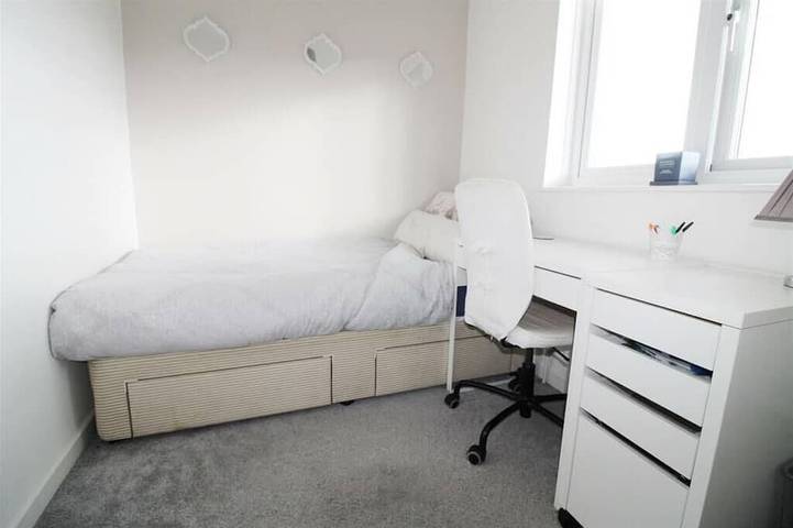 Beautiful 3 Bedroom Home With Parking and Fitness Equipment in Reading, Berkshire