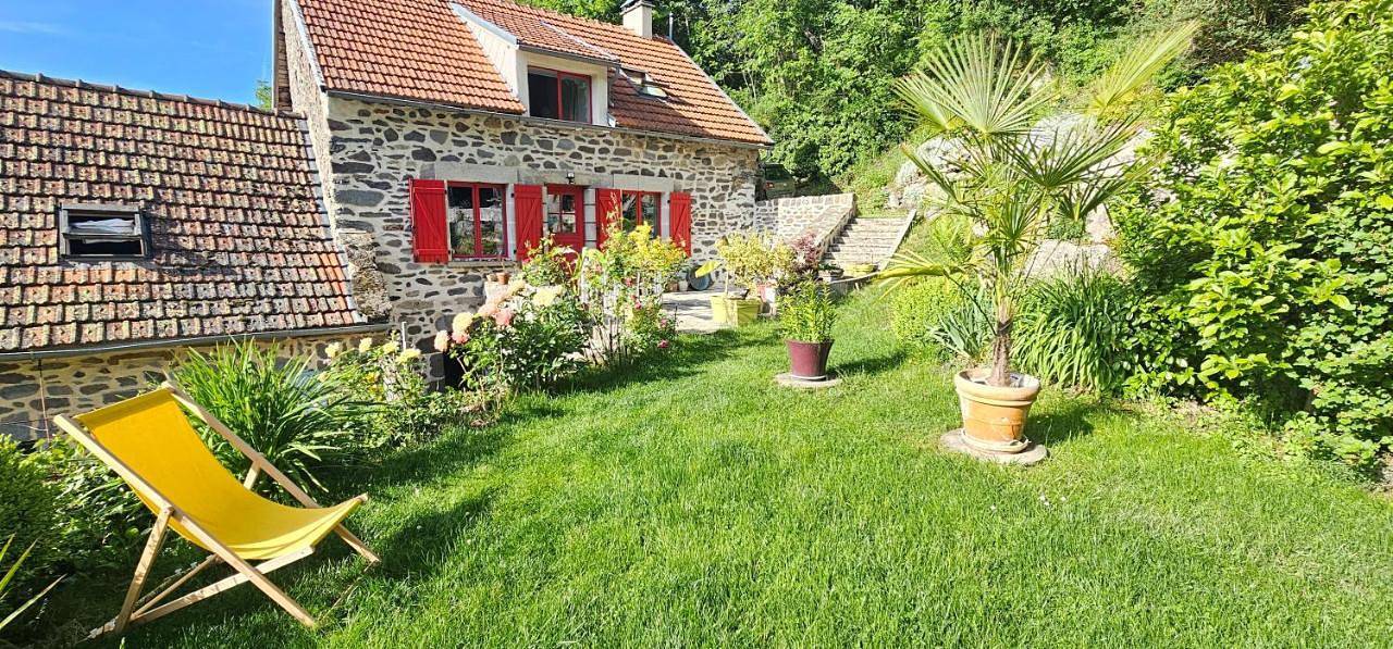 Un petit coin paisible et frais - piscine à 3 mins in Le Monteil, Parc naturel régional des Volcans d'Auvergne