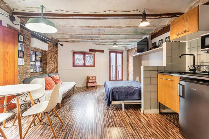 Gehele studio, Studio Appartement 'Loft 1º met Dakterras' met Wi-Fi en Airconditioning in Valencia City Centre, Valencia