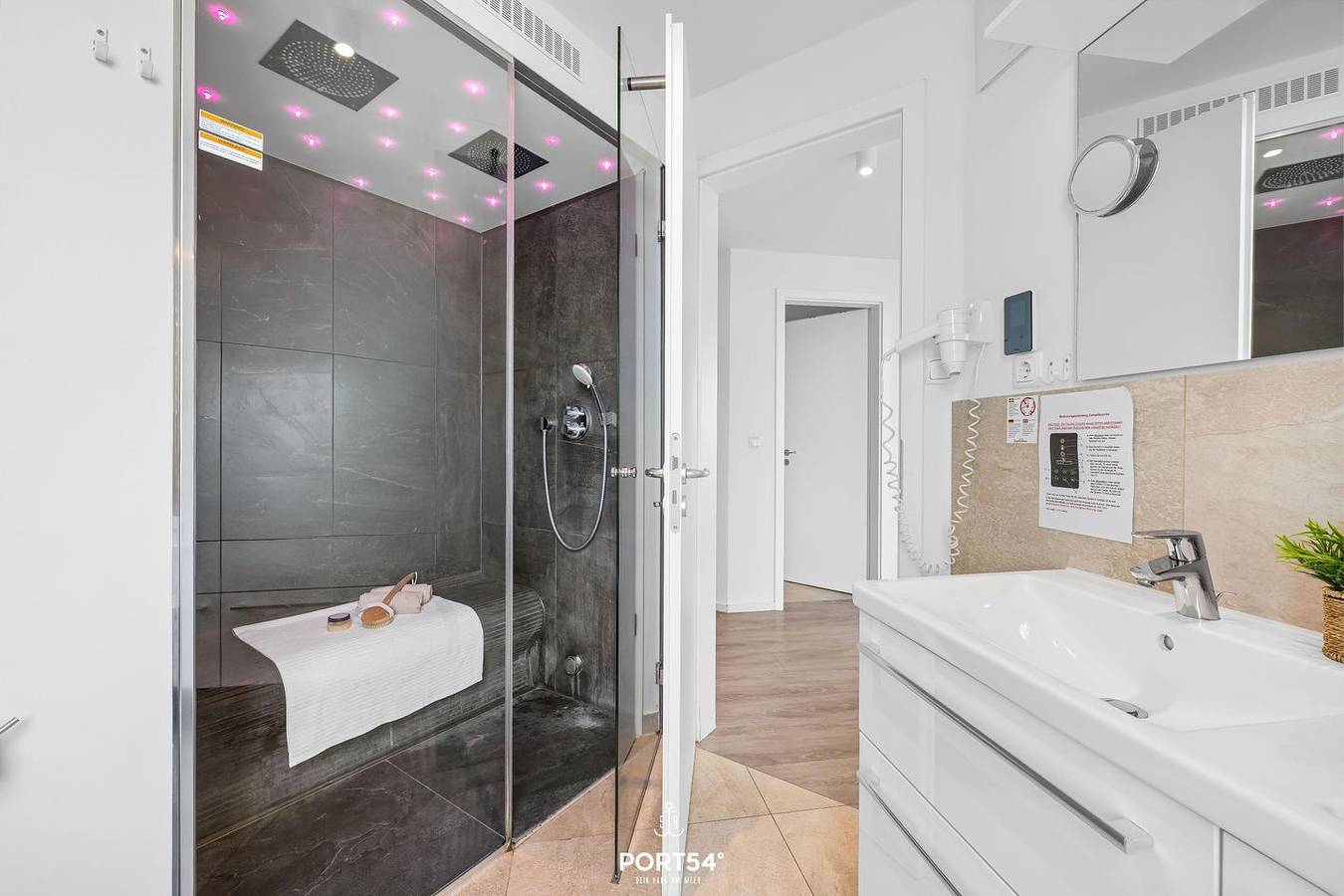Geheel appartement, Küstenbrise holiday flat in Marina Wendtorf with sea views & 159 m² for up to 12 people in Wendtorfer Strand, Wendtorf