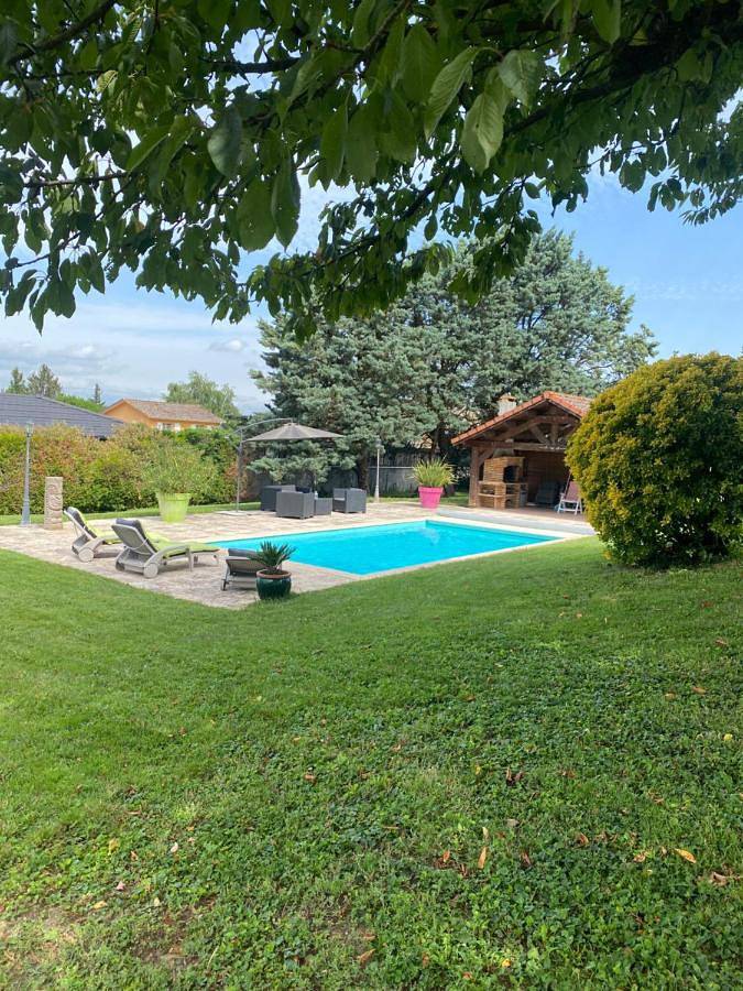 Location de vacances pour 2 personnes, avec vue ainsi que jardin et piscine à Chaneins