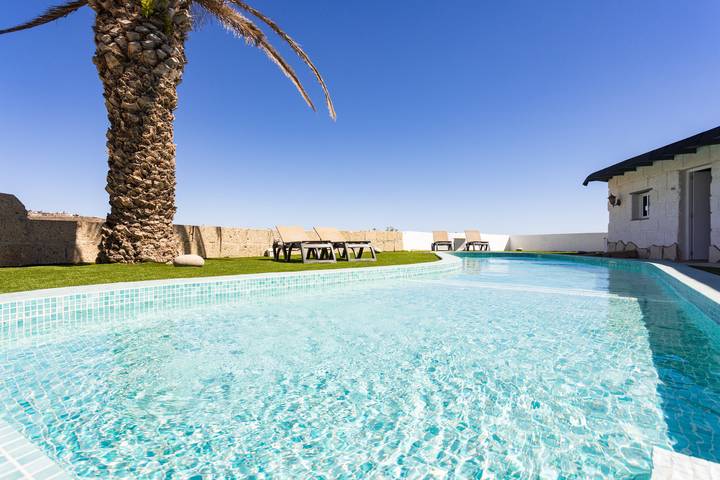 Location de vacances pour 3 personnes, avec jardin ainsi que piscine et terrasse dans Las Palomas