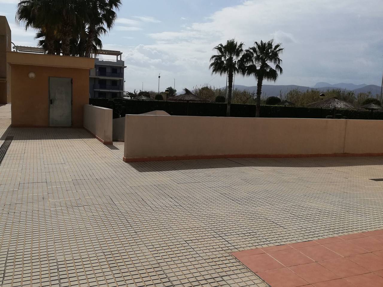 Entire apartment, Apartment in Playa Xeraco with terrace and pool in Playa Xeraco, Xeraco