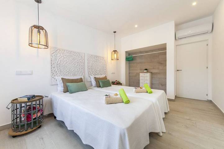Villas with 2 Heatable Pools & BBQ in Carvoeiro, Faro Distrikt