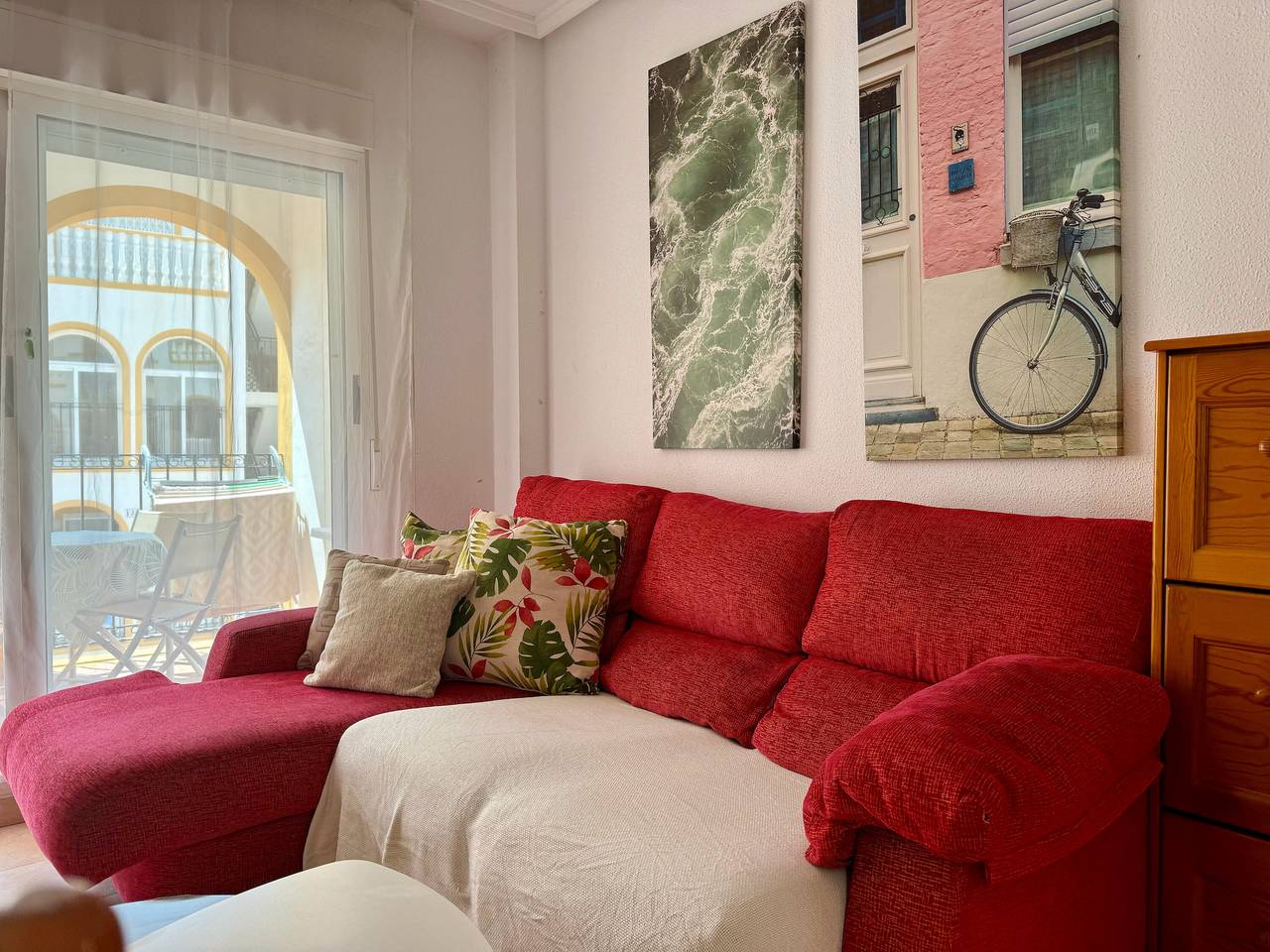 Appartement entier, Appartement 'Buen Ambiente' avec piscine partagée, jardin commun et Wi-Fi in La Zenia, Orihuela