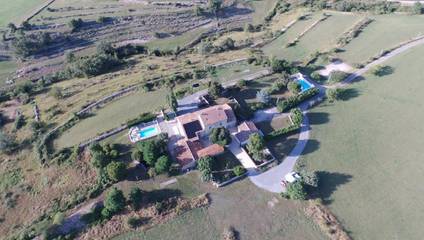 Gîte pour 4 personnes, avec vue ainsi que piscine et jardin à Villeneuve-de-Berg
