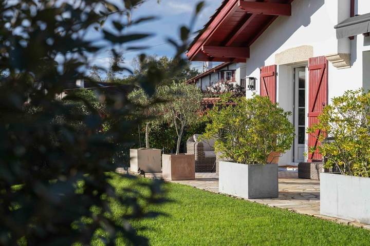 Location de vacances pour 2 personnes, avec terrasse ainsi que jardin et vue à Ascain - 2