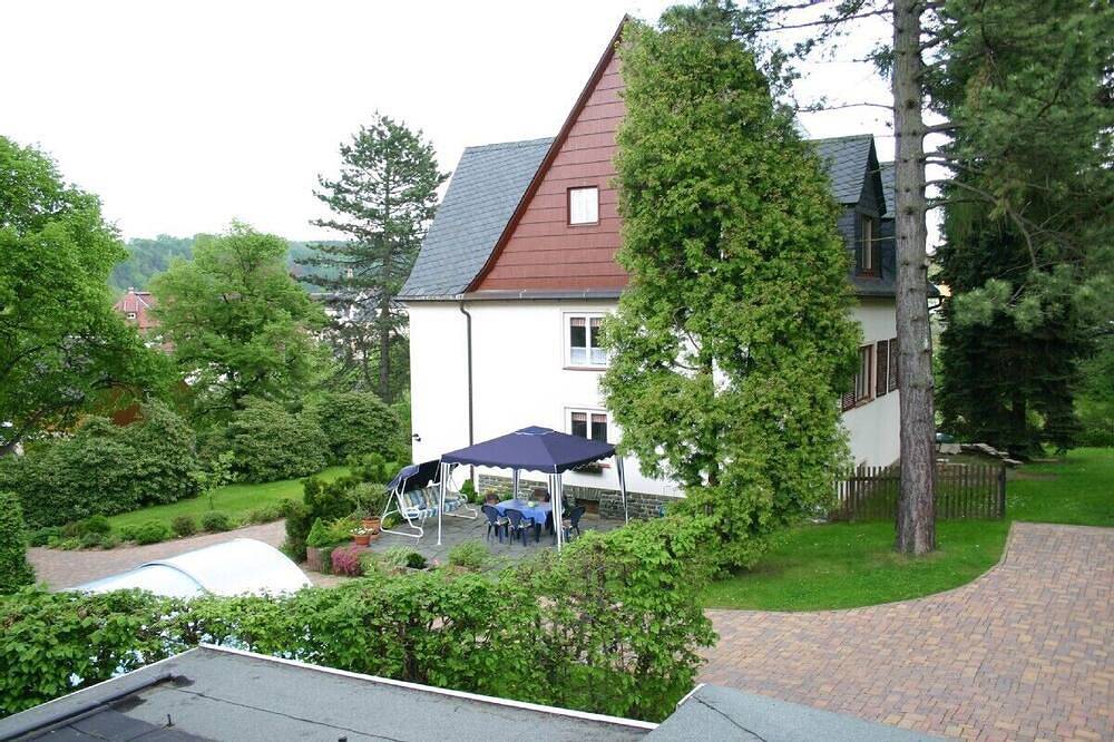 Ganze Wohnung, **** Villa am Park, beheizter Pool, Parkplatz, zahlreiche Ausflugsmöglichkeiten in Pockau-Lengefeld, Erzgebirge