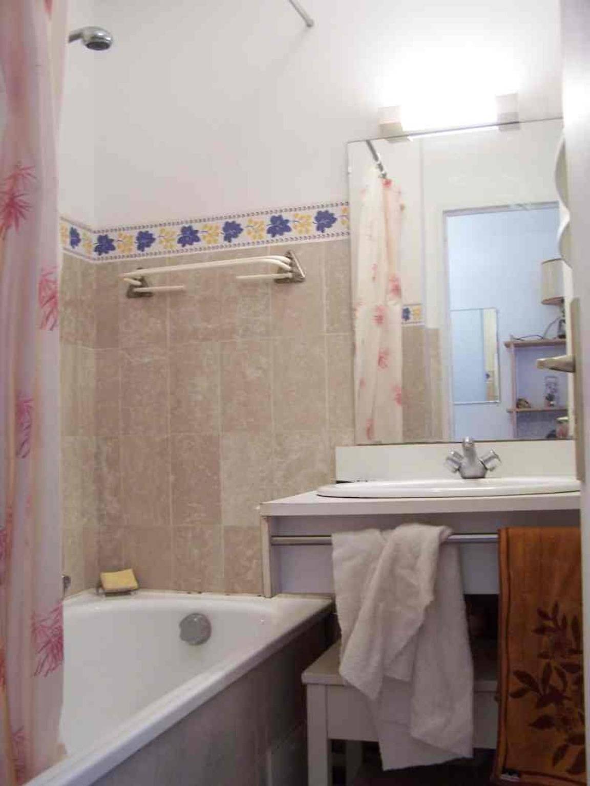 Entire apartment, Comfortable Flat With Balcony, Cannes City Centre in Cannes, Mediterranean Coast (France)