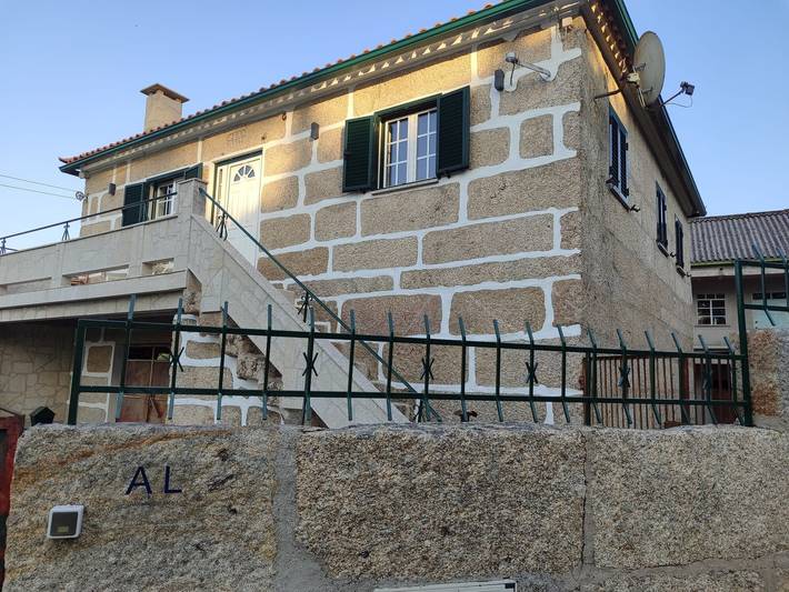 Holiday Home with Beautiful Views near Gerês Park, Private Terrace, Wi-Fi & Air Conditioning in Lindoso, Gerês