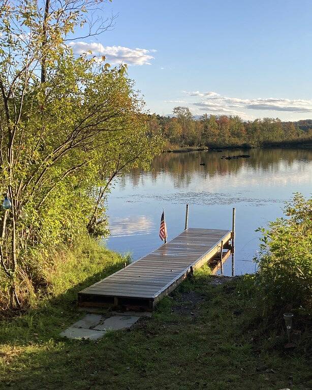 Eine schöne Blockhütte im Wald, auf einem See (Pontoosuc), noch in der Nähe von allem in Lanesborough, Berkshire County