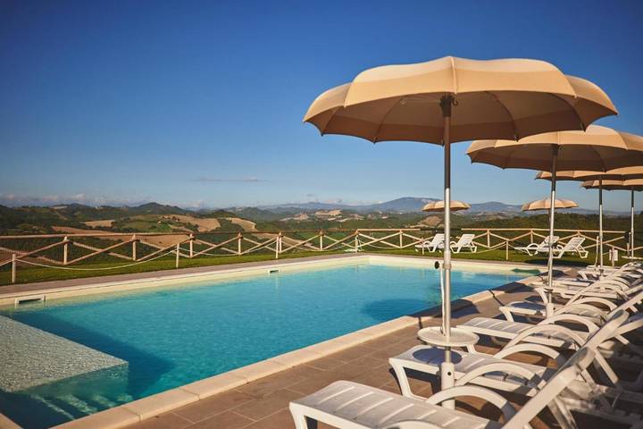 Agriturismo per 4 persone, con Balcone e Terrazza nonché Giardino e Piscina a Urbino