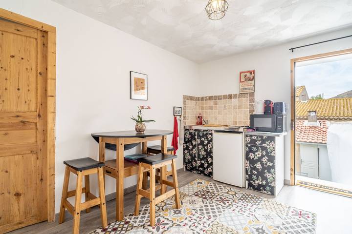 Hel lejlighed, Gîte 'L'Orchidée' with Shared Garden, Wi-Fi, and Air Conditioning in Lespignan, Middelhavskysten (Frankrig)