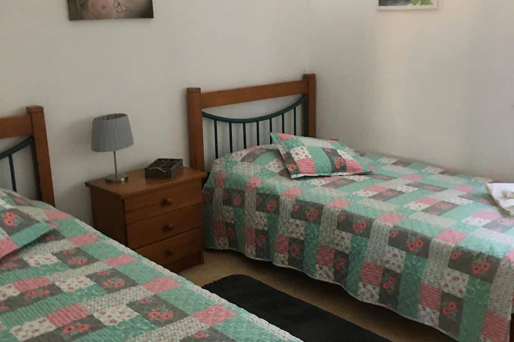 Ganze Wohnung, Secluded Lovely 2 Bedroom Ground Floor Apartment  with Wifi  Pool and Garden in Praia da Luz, Faro Distrikt