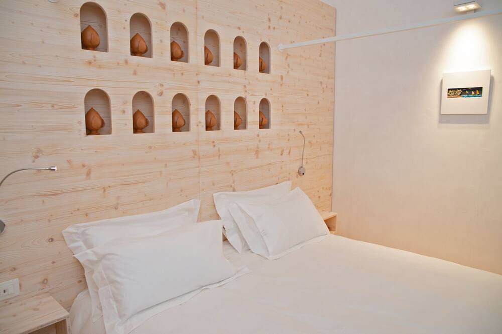 Apartamento entero, Camera matrimoniale, ambiente ricercato, arredato ed impreziosito. in Lecce, Provincia de Lecce