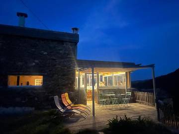 Gîte pour 10 personnes, avec jardin ainsi que terrasse et vue, animaux acceptés à Saint-Privat-de-Vallongue