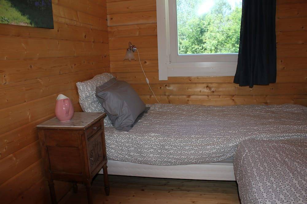 This chalet with swimming pool is located in the north of the Dordogne in a quie in Jumilhac-le-Grand, Parc naturel régional Périgord-Limousin